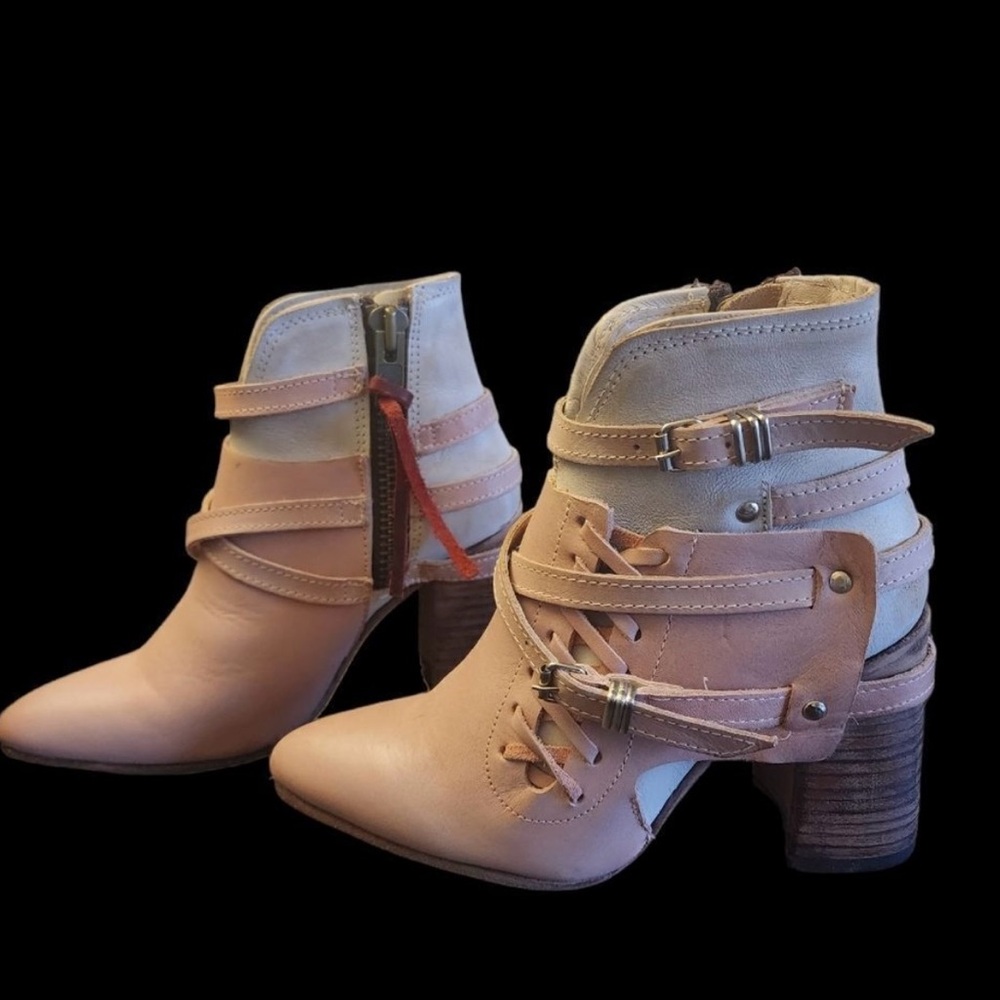 Freebird Jerome Ankle Bootie in Blush - Size
NWT
7 - NEW - Runs narrow/small